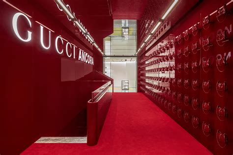 gucci milano via montenapoleone